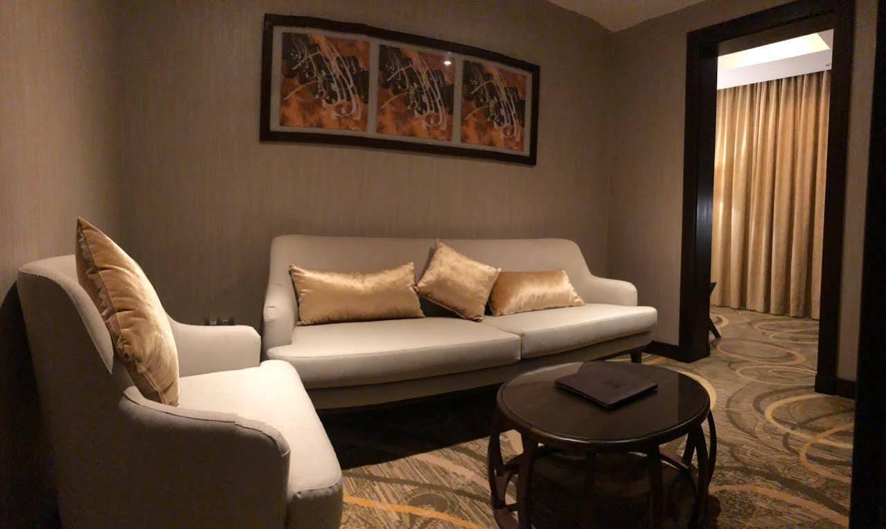 Millennium Makkah Al Naseem Мека Екстериор снимка A living room in a hotel room