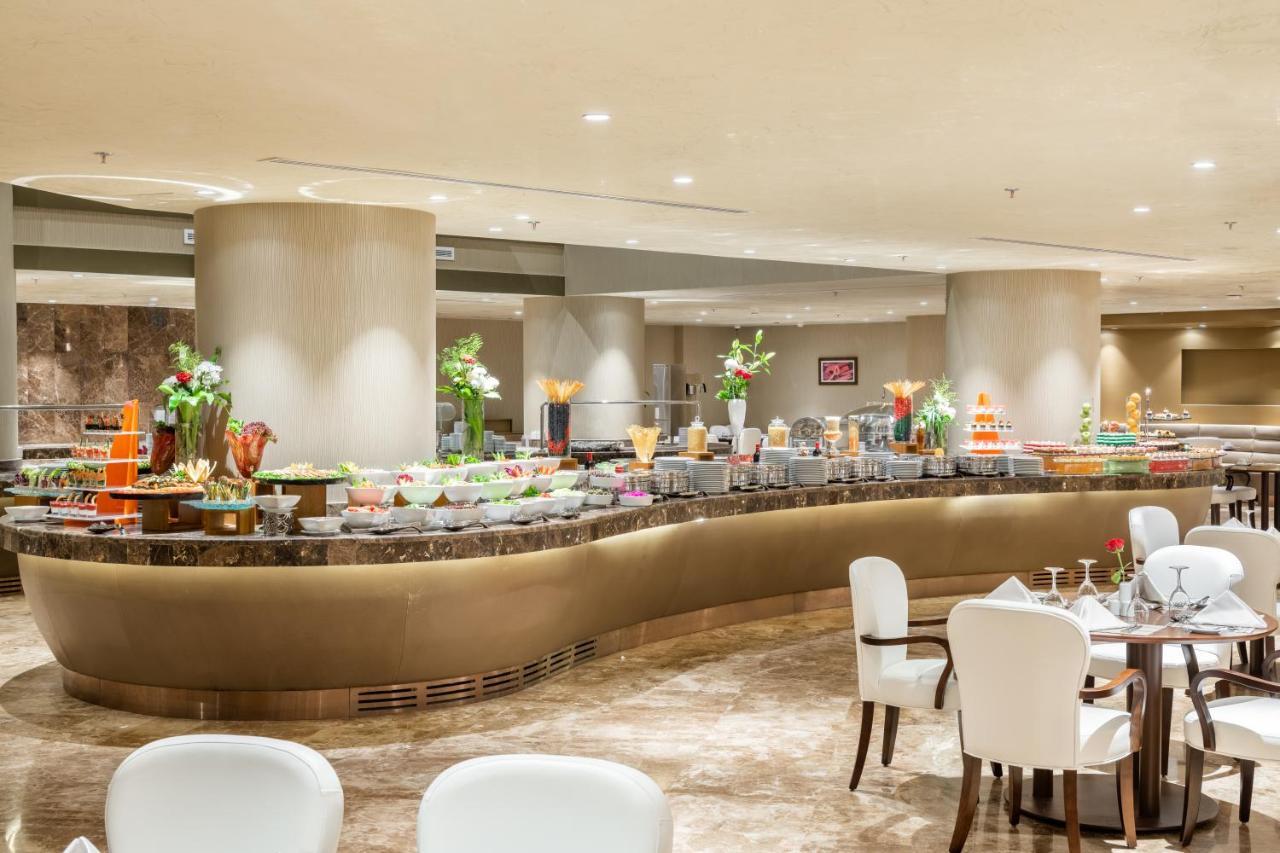 Millennium Makkah Al Naseem Мека Екстериор снимка A buffet at a luxury hotel