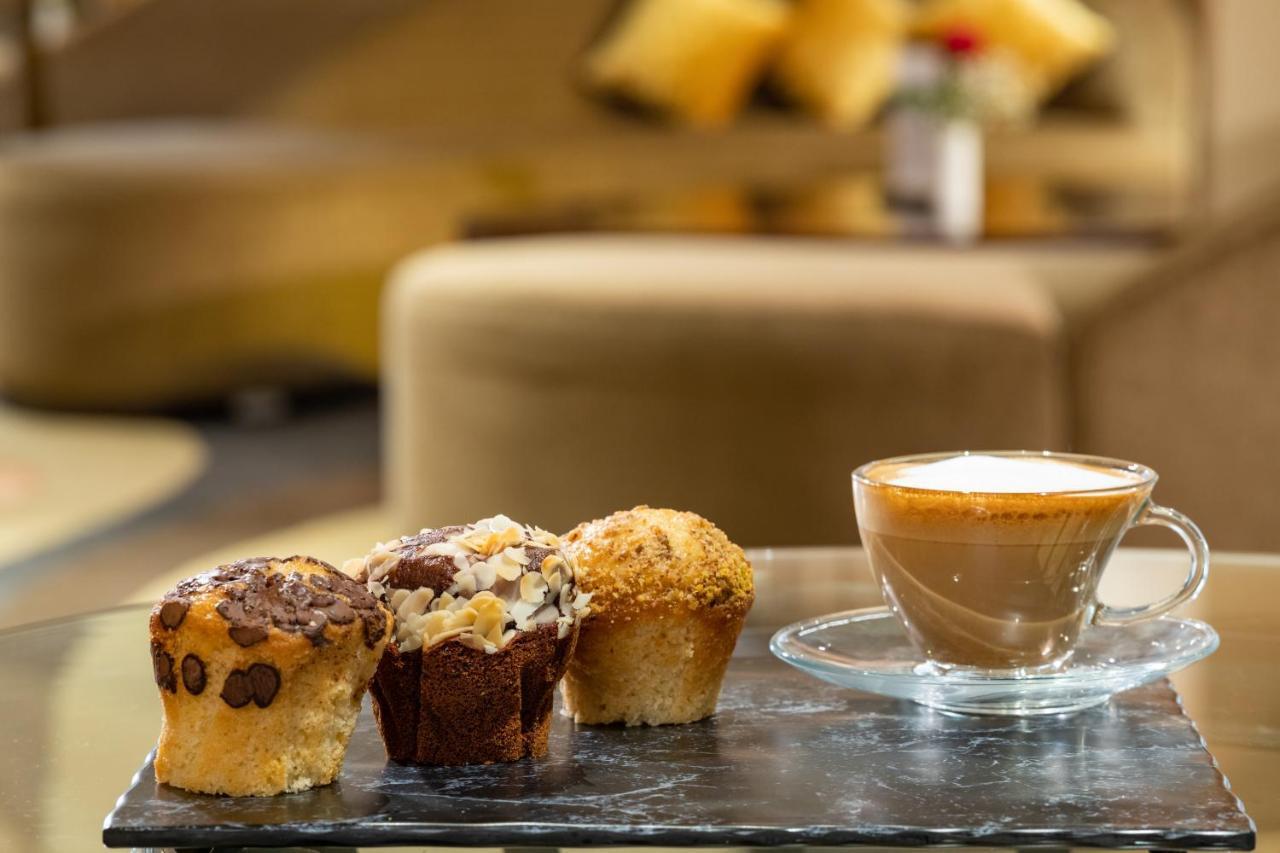 Millennium Makkah Al Naseem Мека Екстериор снимка Coffee and three different types of muffins