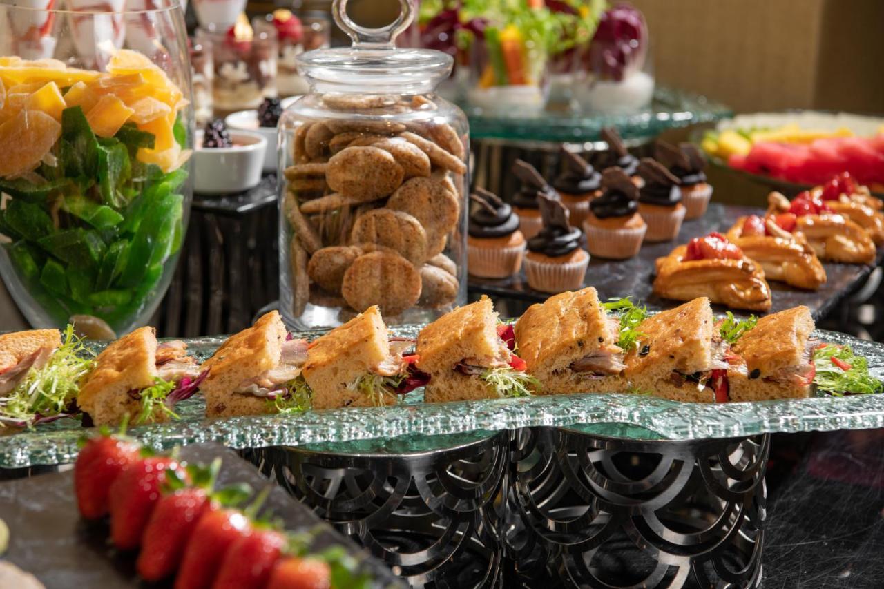 Millennium Makkah Al Naseem Мека Екстериор снимка A buffet at a luxury hotel